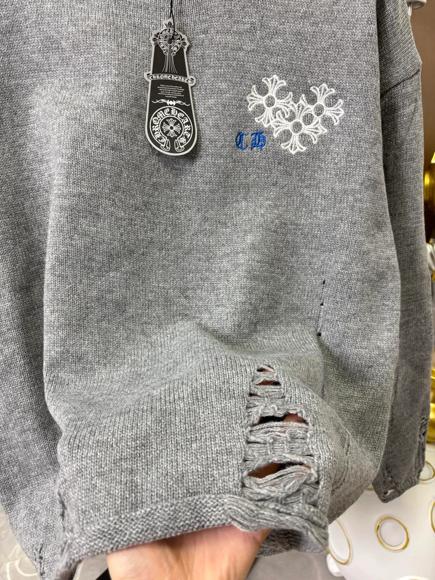 P250 model number: DC201# Chrome Hearts CH Chrome Hearts embroidered disc Sanskrit cross hole knitted sweater pullover Chrome Hearts grinding hole craftsmanship The upper body is loose and stylish The hem is expanded and casual design makes fat people slim to the extreme, thin people have limited height and class ZP printing 1:1 perfect restoration Looks good when worn alone Can be easily worn by men and women The holed sweater is cool and rustic It's so elegant. The design is hollow and casual, yet trendy and has an indescribable sense of fashion!  Color: Black Beige Gray Size: S M L